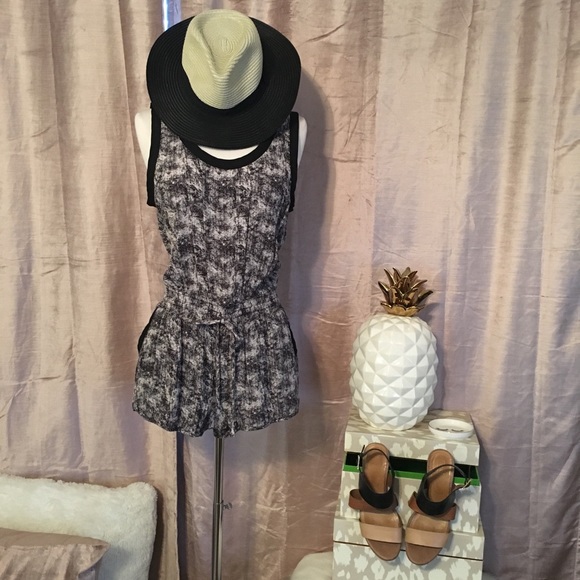 Abstract pattern Romper - Picture 2 of 7